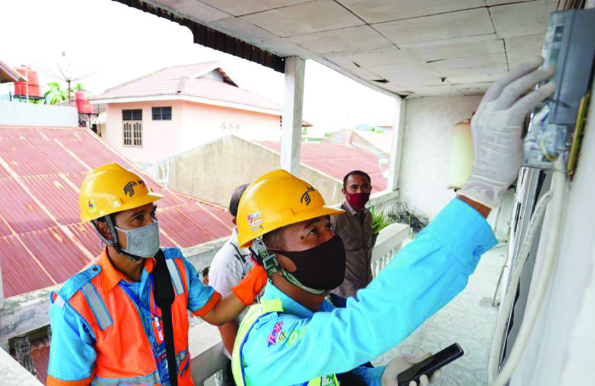BERIKAN STIMULUS: Petugas PLN mengecek meter listrik pelanggan. Kini, PLN siap menjalankan keputusan pemerintah kembali memberikan stimulus listrik periode Juli-September 2021. (Istimewa)