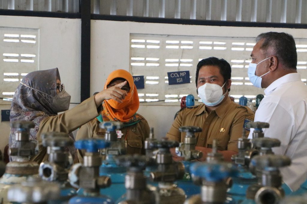 PANTAU: Wakil Gubernur NTB, Hj. Sitti Rohmi Djalilah mengecek ketersedian stok oksigen di distributor, Senin (26/7).