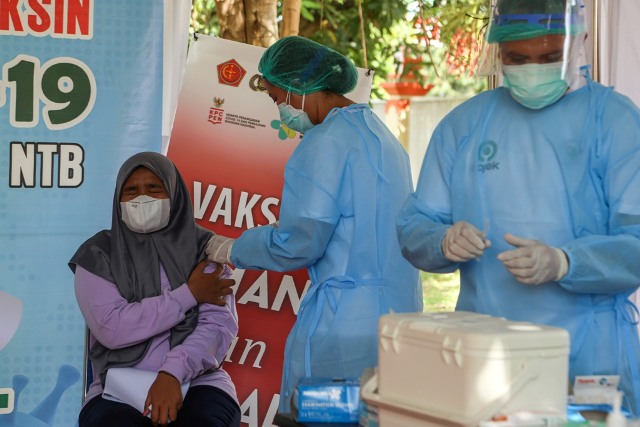 IKHTIAR CEGAH COVID: RSUD NTB melakukan vaksinasi terhadap remaja di halaman Gedung Manajemen dan Administrasi, Kamis (1/7). (Ivan/Lombok Post)