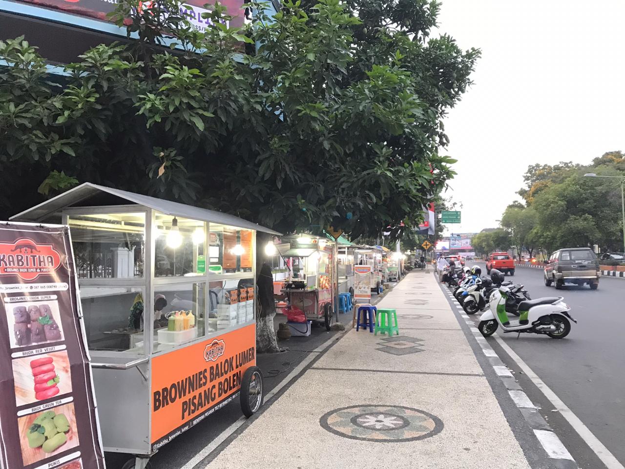 CARI NAFKAH: Sejumlah PKL menggelar lapak dagangannya di depan Taman Budaya, Mataram, mulai sore hari  beberapa wakyu lalu.