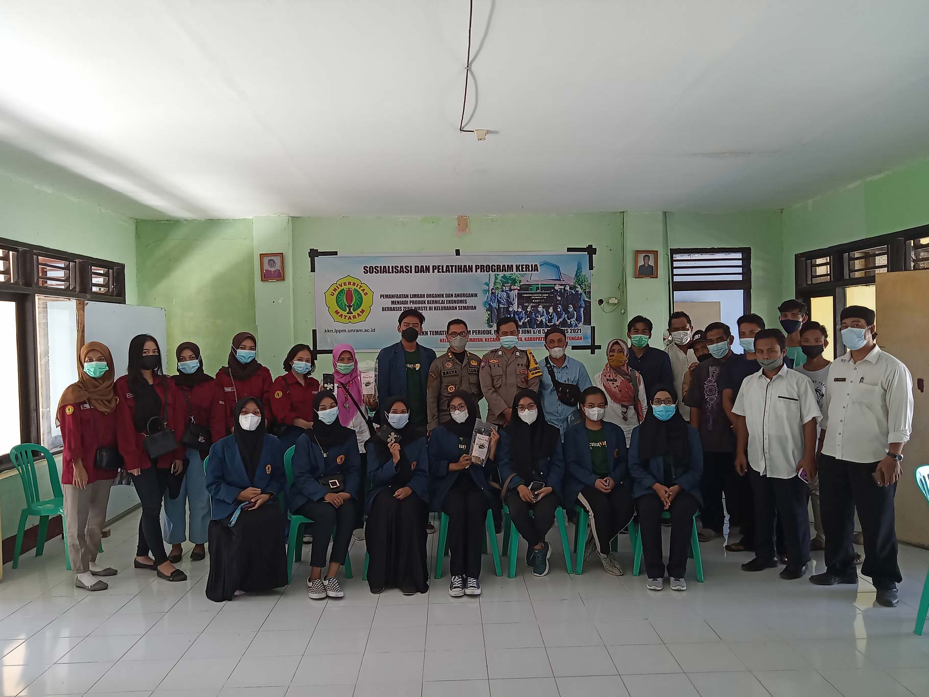 USAI PRAKTIK: Mahasiswa dan warga Semayan foto bersama usai praktik mengolah limbah menjadi produk bernilai ekonomis, beberapa hari lalu.