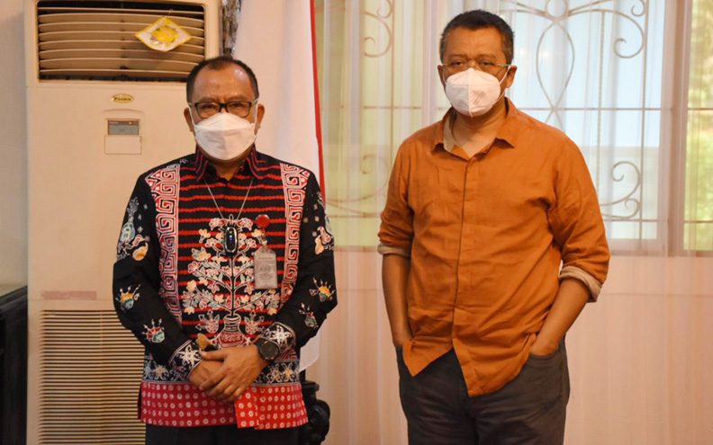 PERKUAT SINERGI: Gubernur NTB H Zulkieflimansyah (kanan) bersama Kepala BPK RI Perwakilan NTB Ade Iwan Ruswana (kiri) di ruang kerja gubernur NTB, Selasa (13/7/2021). (Dinas Kominfotik NTB for Lombok Post)