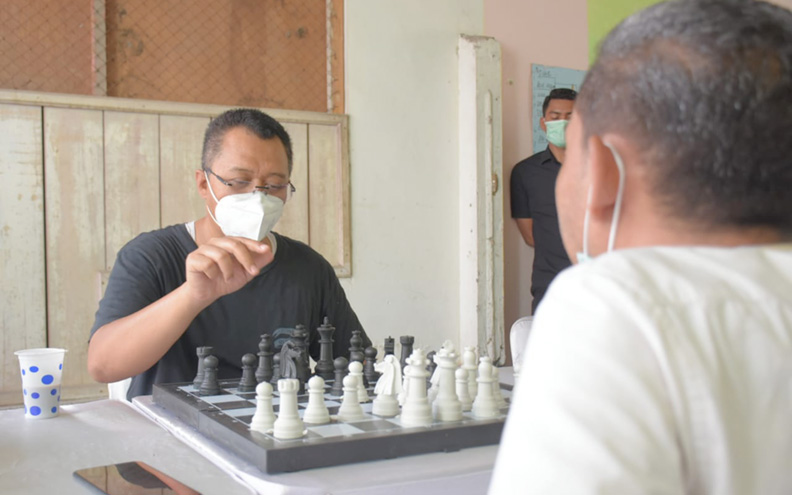 MEDIA SILATURAHMI: Gubernur NTB H Zulkieflimansyah (kiri) ikut berpartisipasi dalam turnamen catur antar kita yang diselenggarakan Lembaga Kajian Sosial dan Politik M16 yang mengambil tema