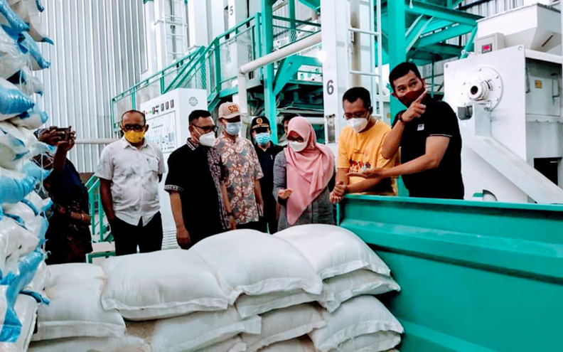 PRODUK LOKAL: Gubernur NTB H Zulkieflimansyah (kaos kuning) mengunjungi pabrik penggilingan beras UD Fajar Samudra milik Orex Zohran di Sumbawa, Minggu (11/7/2021). (Dinas Kominfotik NTB for Lombok Post)