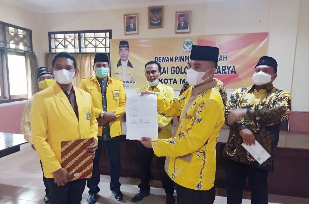 TERIMA SK: Wakil Wali Kota Mataram TGH Mujiburrahman saat menerima SK Kepengurusan di Kantor DPD Golkar Mataram Jalan Pendidikan, kemarin (22/7). (TONI/LOMBOK POST)