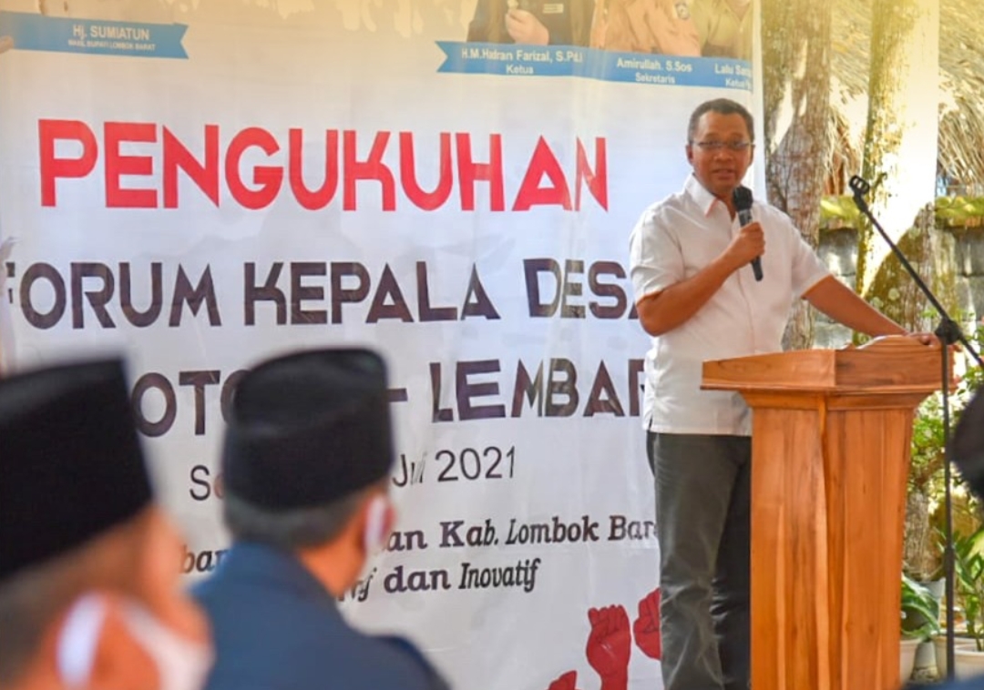 LANGKAH MAJU: Gubernur NTB H Zulkieflimansyah memberikan sambutan pada pengukuhan Forum Komunikasi Kepala Desa se-Kecamatan Sekotong dan Lembar di rumah kediaman wakil bupati Lombok Barat, Minggu (4/7/2021). (Dinas Kominfotik NTB for Lombok Post)