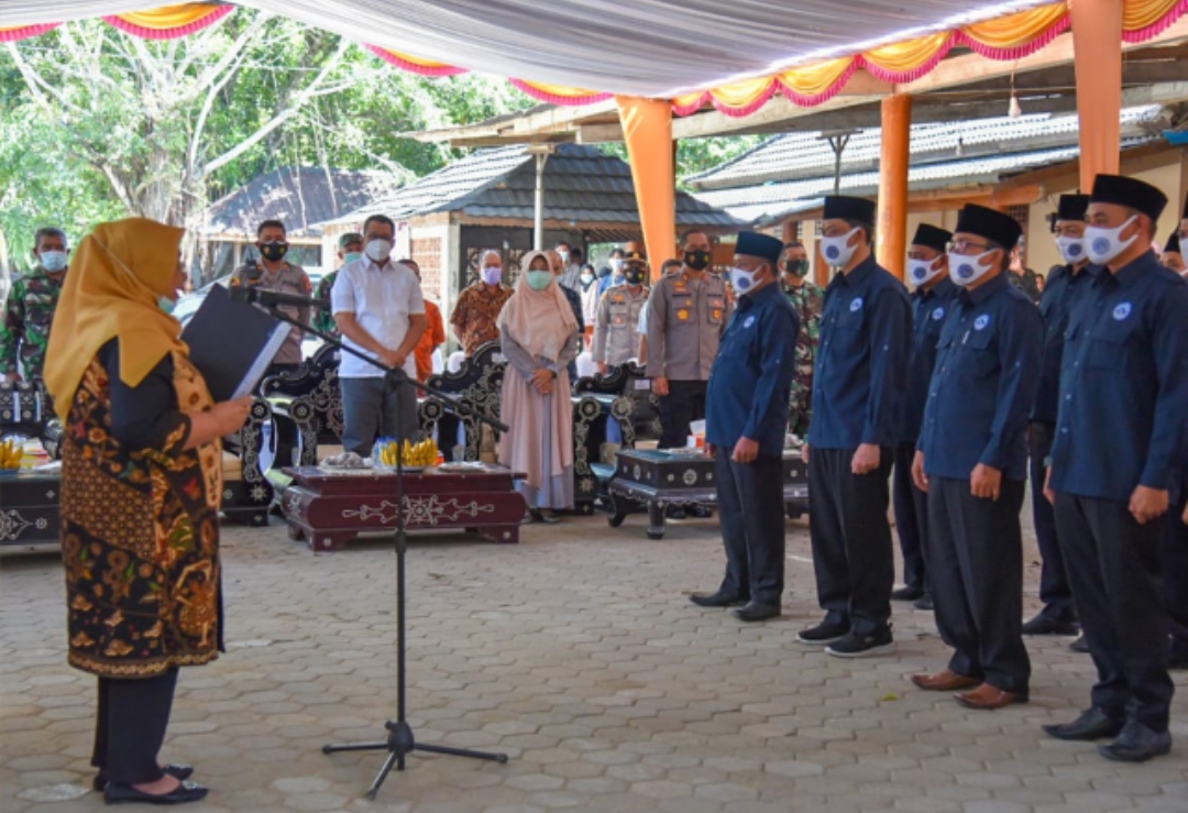 DIKUKUHKAN: Wakil Bupati Lombok Barat Hj Sumiatun (kiri) mengukuhan Forum Kades se-Kecamatan Sekotong dan Lembar, Minggu (4/7/2021). (Dinas Kominfotik NTB for Lombok Post)