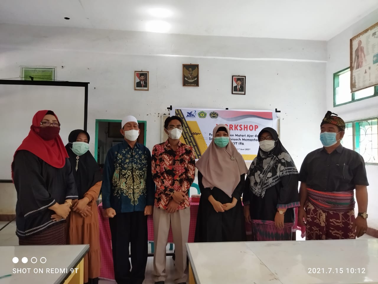 CIPTAKAN INOVASI: Tim Pengabdian Politeknik Medica Farma Husada Mataram yang diketuai Hardani bersama peserta workshop pengembangan materi ajar dengan scientific approach memanfaatkan KIT IPA, 16-17 Juni 2021 lalu, di SMPN 3 Selong.