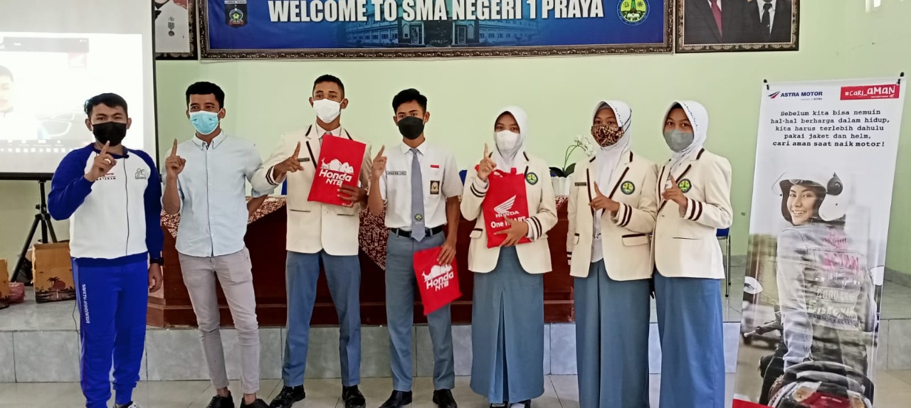 SALAM SATU HATI: Instruktur safety riding Honda bersama pelajar SMAN 1 Praya, Senin (26/7).
