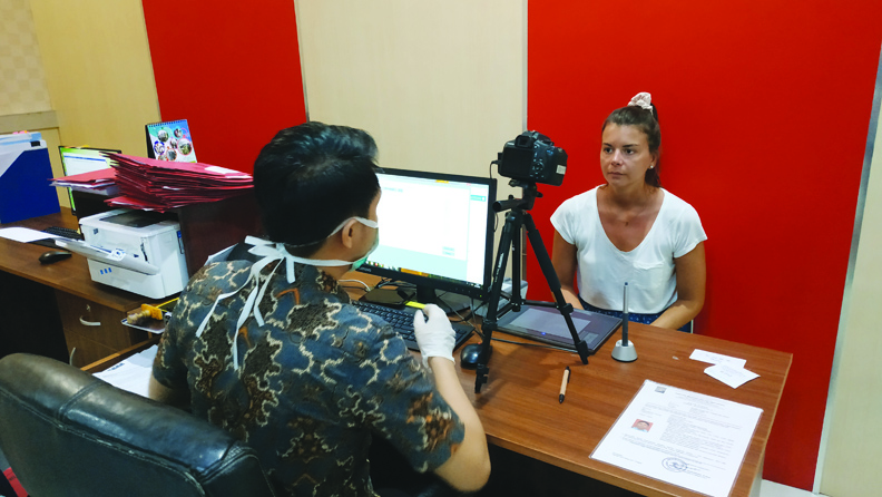 URUS ADMINISTRASI: Seorang WNA difoto petugas Imigrasi saat mengurus administrasi di Kantor Imigrasi Kelas I TPI Mataram, beberapa waktu lalu. (Dok/Lombok Post)