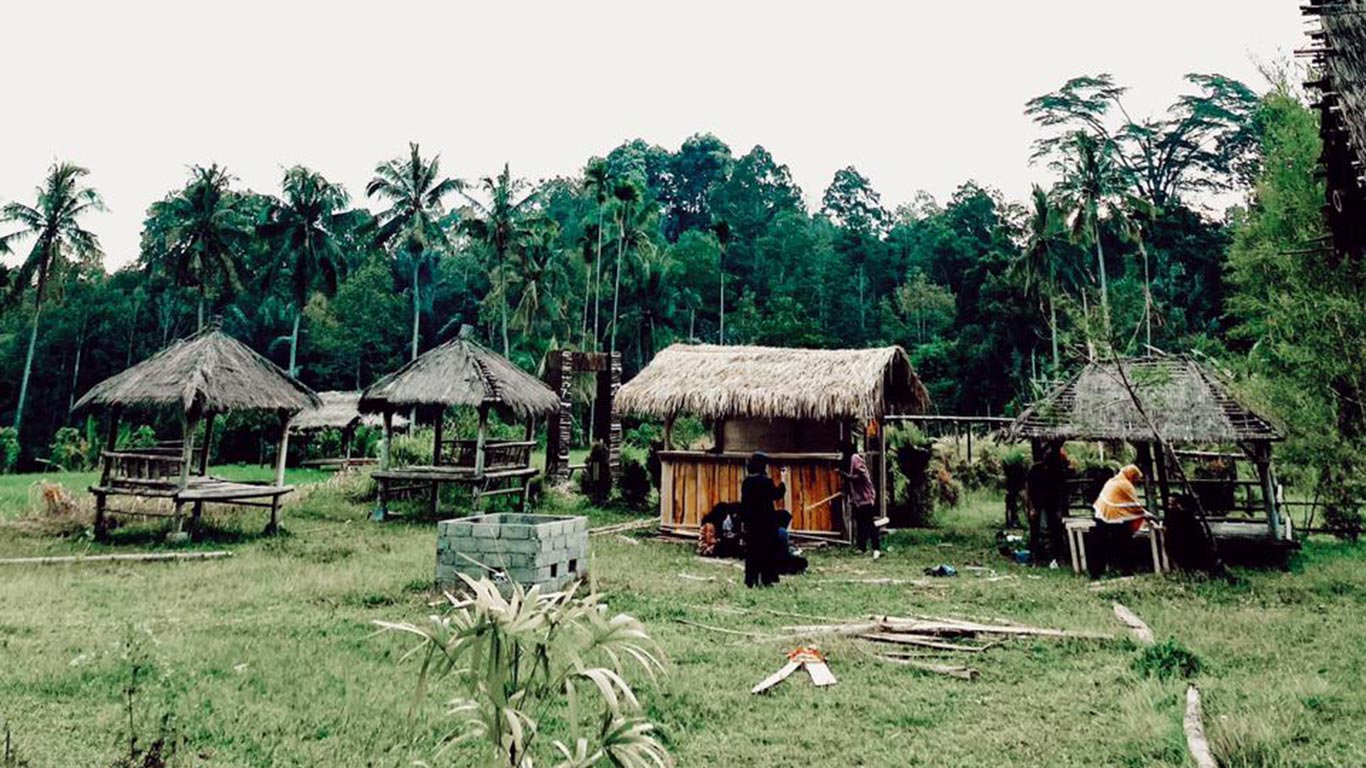 MENAWAN: Panorama alam Desa Pakuan, Kecamatan Narmada menjadi fokus utama yang ingin ditonjolkan mahasiswa KKN Tematik Unram dalam membangkitkan kembali wisata di wilayah tersebut.