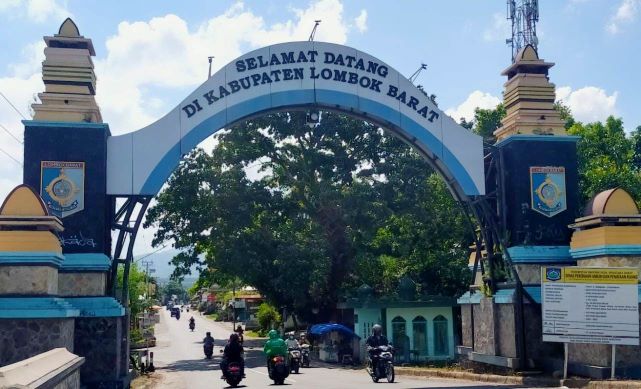 PLANK INFORMASI PROYEK: Pengendara melewati plank proyek jalan yang akan dilaksanakan sepanjang Jalur Rembiga, Mataram hingga Pemenang, KLU di perbatasan Lobar, kemarin (2/7). Jalur Pusuk rencananya bakal ditutup untuk beberapa hari kedepan. (NURUL/LOMBOK