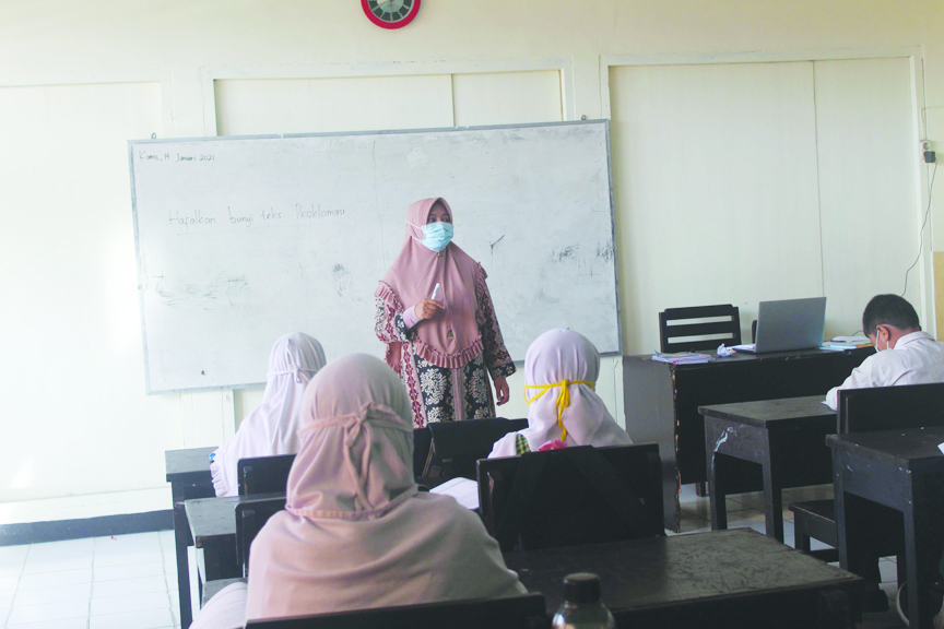 TRANSFER ILMU: Seorang guru menjelaskan materi pada murid kelas VI MIN 1 Mataram, Januari lalu. (Dok/Lombok Post)