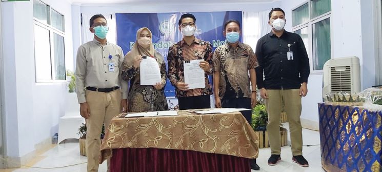LAYANAN MAKSIMAL: Owner RS Metro Medika dr I Ketut Sepidiarta (kiri) usai menyaksikan penandatanganan perjanjian kerja sama antara Direktur RS Metro Medika dr Winda Nurhamda (dua dari kiri) dengan Kepala BPJS Kesehatan Cabang Mataram Sarman Palipadang (te