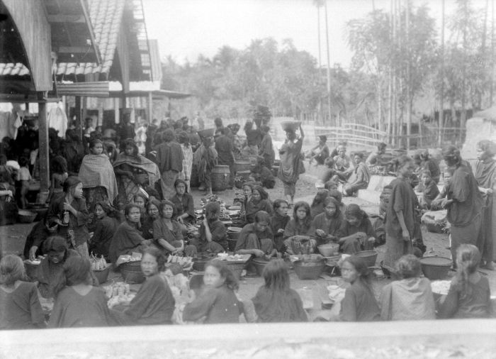 Pasar : Suasana jual beli di Pasar Masbagik Lombok Timur pada zaman kolonial Belanda.