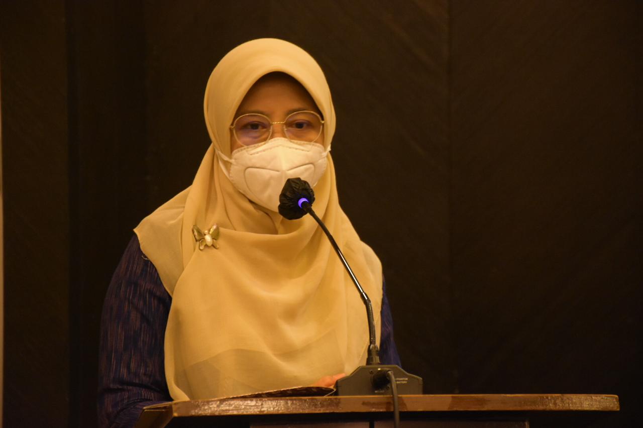 UPDATE TREND: Ketua Dekranasda NTB Hj Niken Saptarini Widyawati Zulkieflimansyah memberikan sambutan pada workshop inkubasi subsektor kriya di Mandalika yang diselenggarakan Kemenparekraf RI di Hotel Lombok Astoria, Mataram, Rabu (30/6/2021). (Dinas Komin