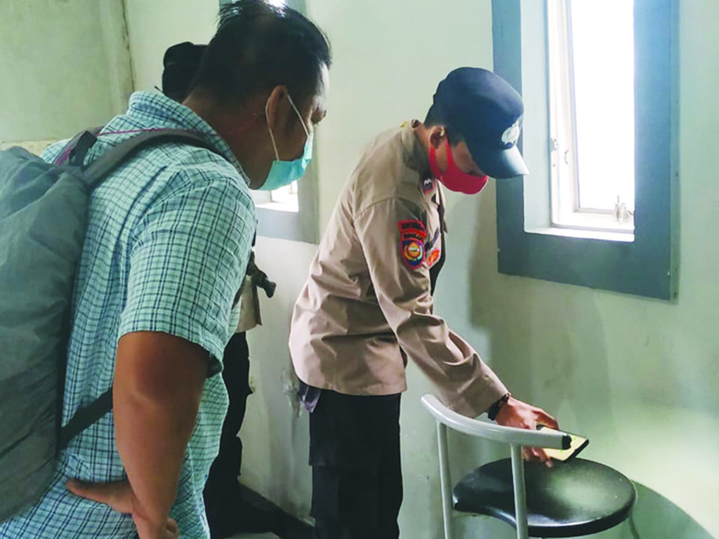 DIBOBOL MALING: Polisi melakukan olah TKP di salah satu diler Yamaha Pagesangan, Mataram, yang dibobol maling, Kamis (1/7). (Harli/Lombok Post)