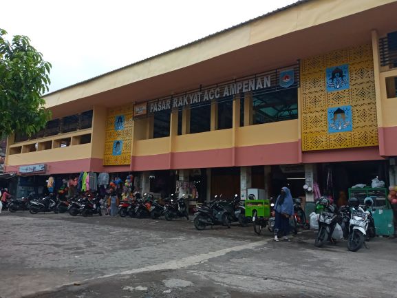 AKAN DIPERBAIKI: Seorang warga melintas di Pasar ACC Ampenan, belum lama ini. Tahun ini pasar ini kembali mendapat anggaran revitalisasi.( ROJAI/LOMBOK POST)