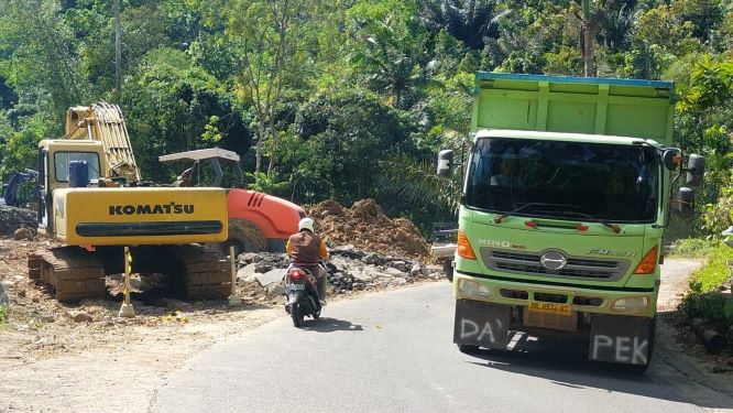 MASIH BISA DILALUI: Sebuah truk besar masih bisa melalui jalur Hutan Lindung Pusuk di Desa Pusuk Lestari, Kecamatan Batulayar, kemarin (5/7). (NURUL/LOMBOK POST)