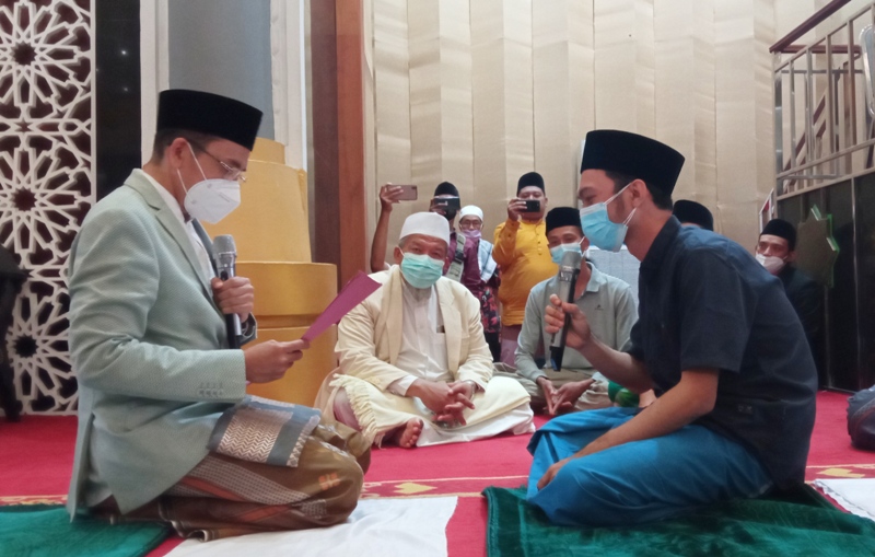 JADI MUALAF: Rico Tandean (kanan) saat mengucap dua kalimat syahadat dibimbing TGB M Zainul Majdi di Masjid Hubbul Wathan Islamic Center Mataram, Jumat (2/7) lalu. (Toni/Lombok Post)