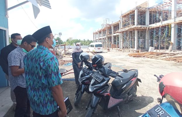 CEK PROGRES: Anggota Komisi III DPRD Kota Mataram saat mengecek proyek Rusunawa Bintaro di Ampenan, kemarin (7/7). (TONI/LOMBOK POST)