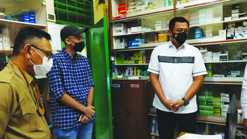 ANTISIPASI PANIC BUYING: Kasatgas Pangan Kombes Pol I Gusti Putu Gede Ekawana Putra (kanan) dan Kepala Dinas Perdagangan NTB Fathurrahman berbincang dengan distributor obat-obatan Yasser Thariq Hayaza (tengah) saat melakukan pengecekan, Senin (5/7). (Harl