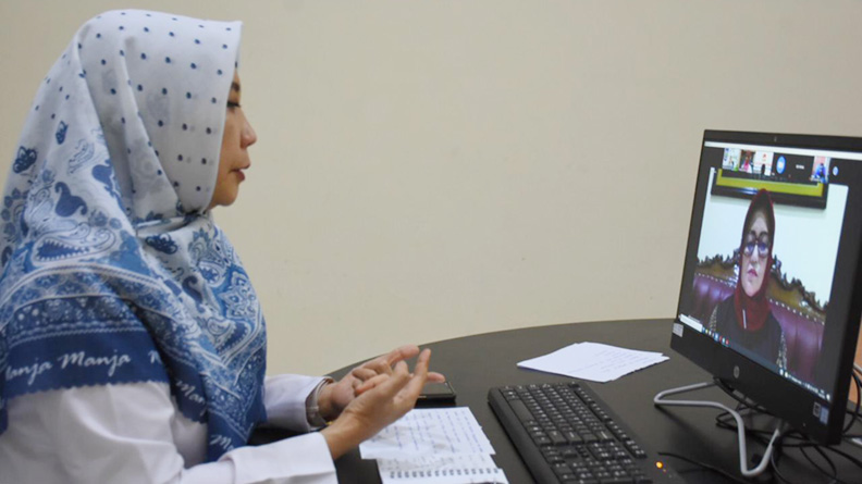 KUKUHKAN GOW KLU: Wakil Gubernur NTB Hj Sitti Rohmi Djalilah membuka acara pengukuhan dan pelantikan Gabungan Organisasi Wanita (GOW) KLU periode 2021-2026 secara daring dari aula kantor bupati KLU, Rabu (14/7/2021). (Dinas Kominfotik NTB for Lombok Post)