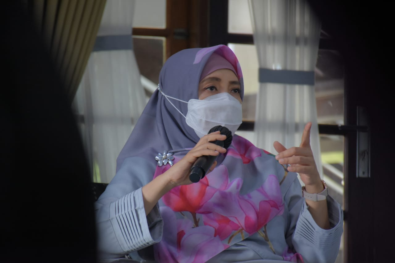 AYO DISEGERAKAN: Wakil Gubernur NTB Hj Sitti Rohmi Djalilah mengikuti rakor validasi data DTKS dan BPJS di pendopo wagub NTB, Kamis (1/7/2021). (Dinas Kominfotik NTB for Lombok Post)