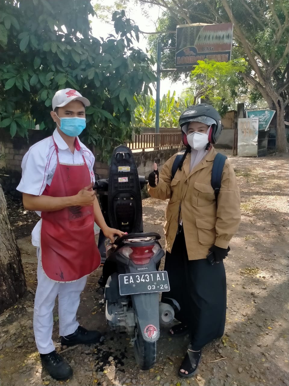 TERIMA KASIH HONDA: Dora Betari, berfoto dengan mekanik Honda yang memperbaiki motornya usai dihubungi melalui layanan Honda Care.