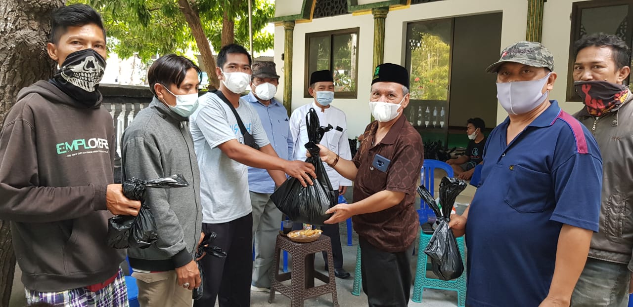 SEMOGA BERKAH: Ketua DPW PPP NTB H Muzihir menyerahkan bungkusan berisi daging kurban pada masyarakat.