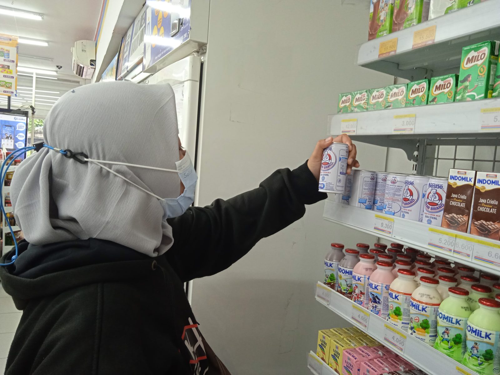 ILUSTRASI: Seorang konsumen membeli produk minuman susu yang belakangan dicari banyak kalangan, di salah satu ritel di Mataram, (6/7).