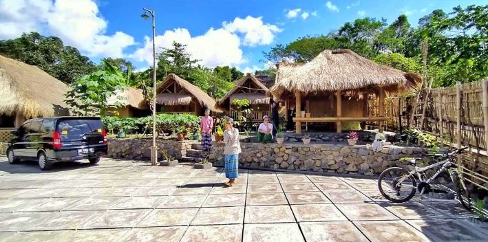 SUASANA ASRI: Santri tahfiz sedang menikmati suasana asri di kampung Riyadhah, Dusun Pemurah, Desa Sakra, Kecamatan Sakra, belum lama ini. (Fatih/Lombok Post)
