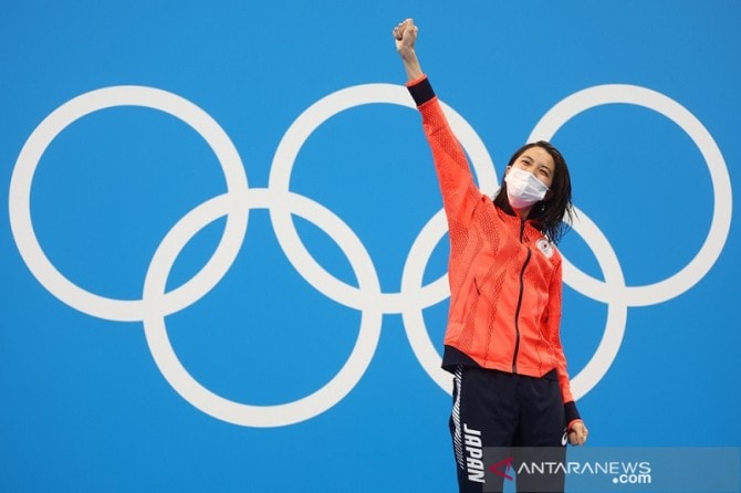 Perenang Jepang Yui Ohashi berpose jelang pengalungan medali seusai memenangi medali emas gaya ganti perorangan 200m putri Olimpiade Tokyo 2020 di Tokyo Aquatics Centre, Tokyo, Jepang, Rabu (28/7/2021). (ANTARA/REUTERS/Kai Pfaffenbach)