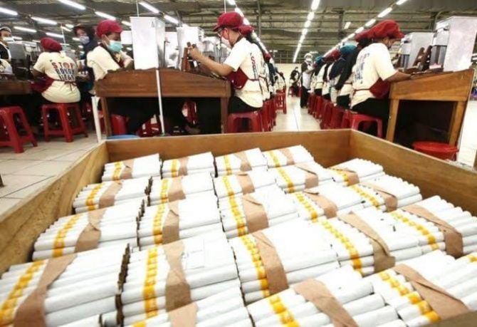 ILUSTRASI buruh pabrik rokok (Jawapos)