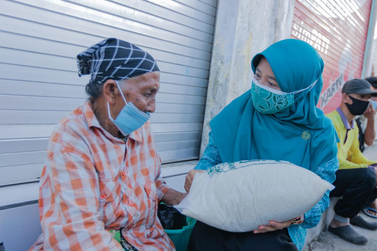 BAGI SEMBAKO: Ketua TP PKK NTB Hj Niken Saptarini Widyawati Zulkieflimansyah (kanan) membagikan langsung paket sembako bagi pedagang dan masyarakat terdampak PPKM di Kota Mataram, Sabtu (31/7/2021). (Dinas Kominfotik NTB for Lombok Post)
