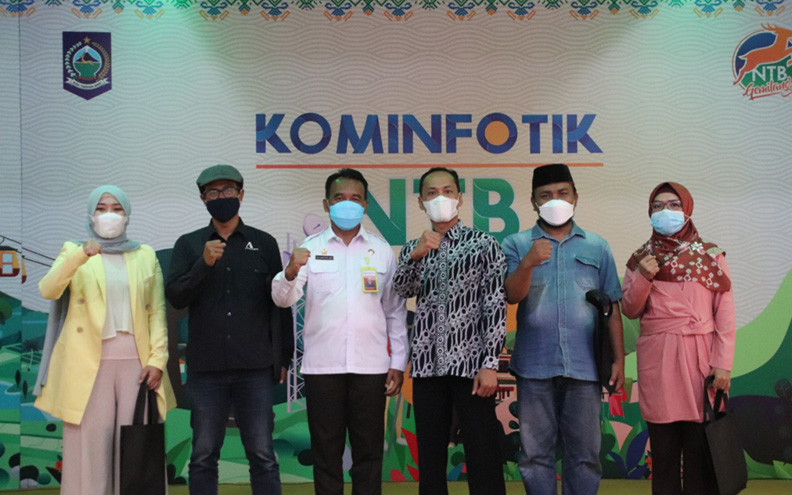 PISAH SAMBUT: Kepala Dinas Kominfotik NTB Najamuddin Amy (baju putih) foto bersama dalam acara pisah sambut komisioner KPID NTB periode 2018-2021 dengan komisioner KPID NTB periode 2021-2024 di aula Dinas Kominfotik NTB, Rabu (25/8/2021). (Dinas Kominfoti