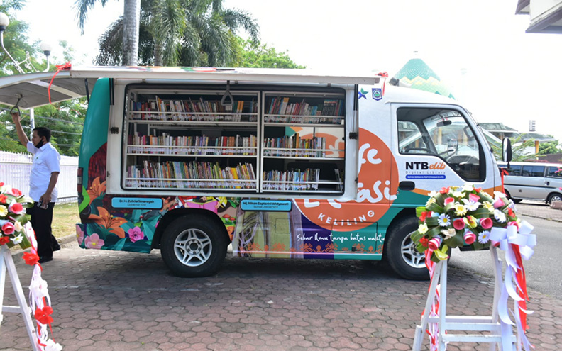 INOVATIF: Mobil Cafe Literasi sebagai inovasi memperbaiki minat baca masyarakat parkir di halaman gedung Graha Bhakti Praja, kantor gubernur NTB, Rabu (25/8/2021). (Dinas Kominfotik NTB for Lombok Post)