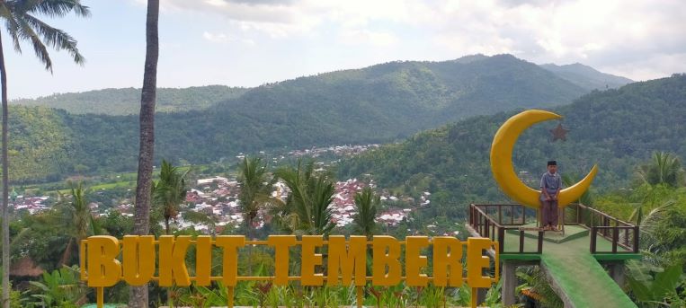 BERFOTO: Seorang anak berdiri di salah satu spot foto yang ada di Bukit Tembere Desa Kekait, Kecamatan Gunungsari, Sabtu (21/8).( NURUL/LOMBOK POST)