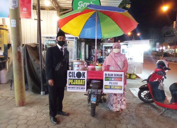JADI PERBINCANGAN: Lutfi Ramli pedagang Cilok Pejabat yang kini tengah jadi perbincangan di Kota Mataram. (TONI/LOMBOK POST)