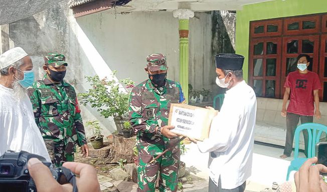 PEDULI MASYARAKAT: Dandim 1606 Mataram Kolonel Arm Gunawan saat menyerahkan bantuan sembako kepada warga yang terdampak PPKM darurat hingga yang isolasi terpusat di Kelurahan Banjar belum lama ini.( TONI/LOMBOK POST)