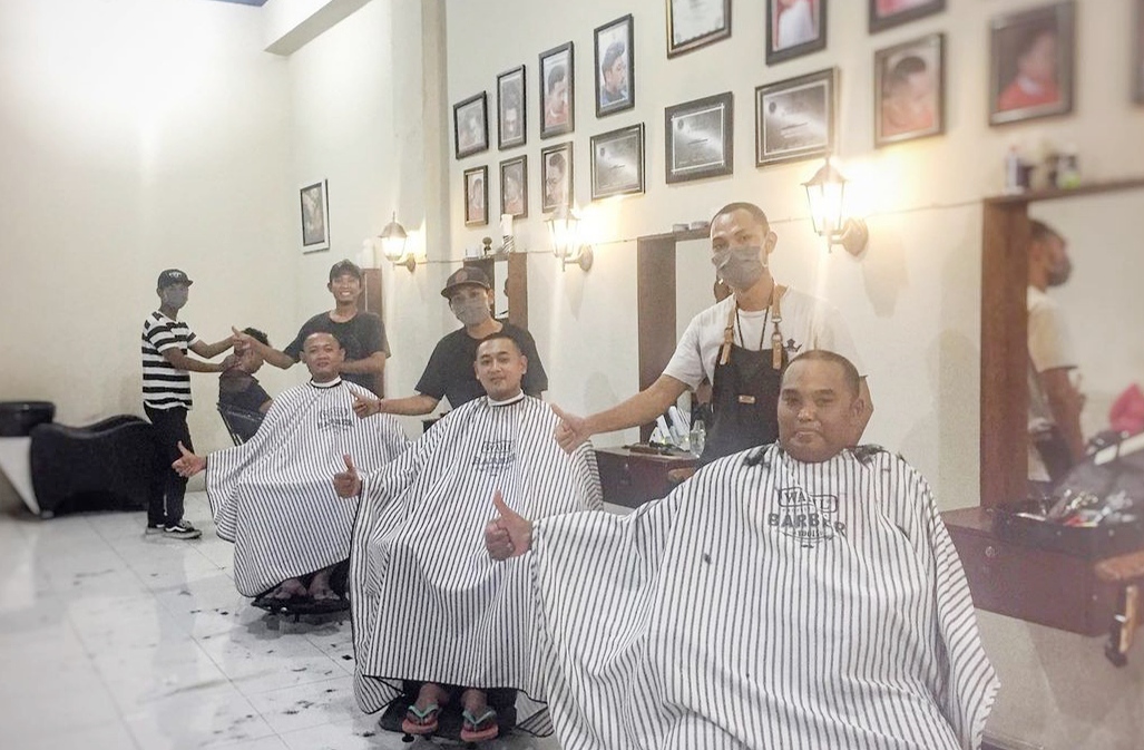 TETAP EKSIS: Sejumlah karyawan Hope Barbershop saat melayani pengunjung beberapa waktu lalu.
