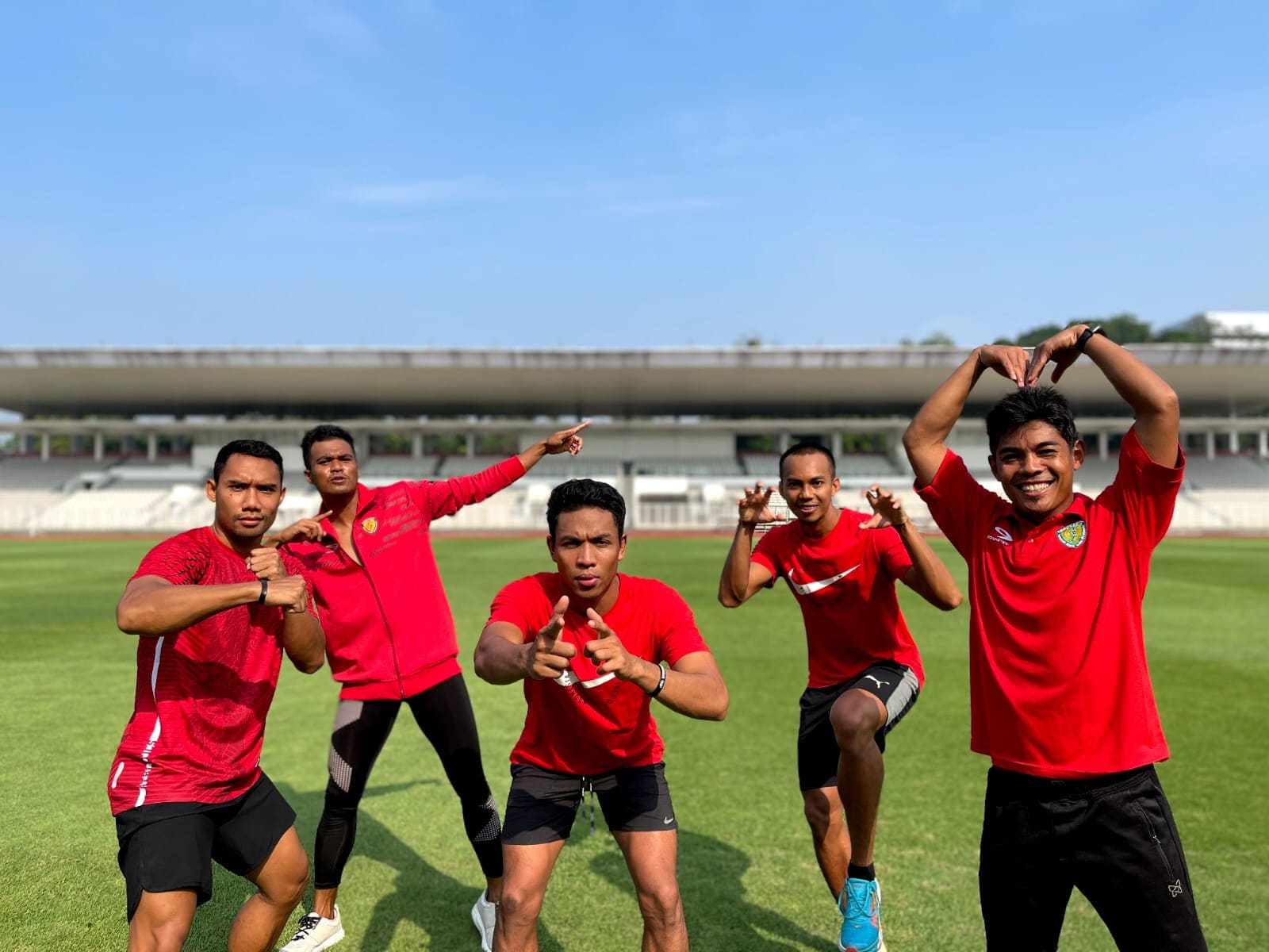BIDIK EMAS: Tim estafet 4x100 meter usai menjalani sesi latihan di pelatnas PB PASI, belum lama ini.
