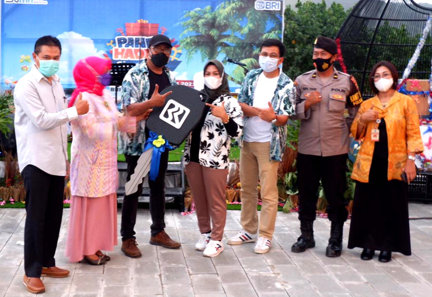 HADIAH UTAMA: Penyerahan hadiah utama berupa dua unit mobil dalam penarikan undian Simpedes di BRI Cabang Praya Lombok Tengah, Sabtu (14/8)