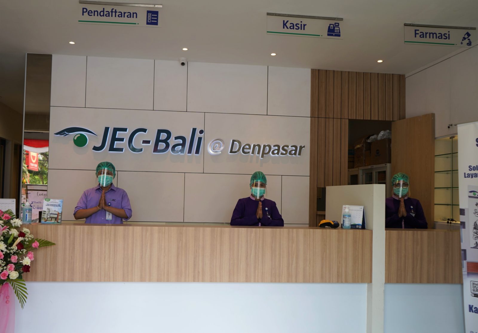 PELAYANAN TERBAIK: Sejumlah petugas di lobi dalam Klinik Utama Mata JEC-Bali @ Denpasar siap menawarkan layanan secara menyeluruh berstandar internasional.