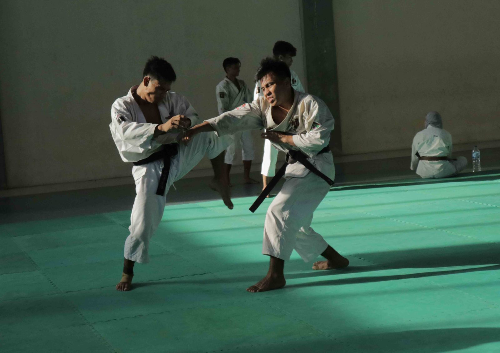 NOMOR UNGGULAN: Atlet kempo NTB spesialisasi nomor embu berlatih di Padepokan Pencak Silat, GOR 17 Desember, belum lama ini.