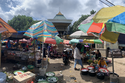 JUAL BELI: Aktivitas jual beli di Pasar Kebon Roek, (30/8). Setelah hampir tiga tahun, diharapkan revitalisasi pasar tersebut dapat segera dilakukan demi mewujudkan pasar yang nyaman bagi masyarakat.