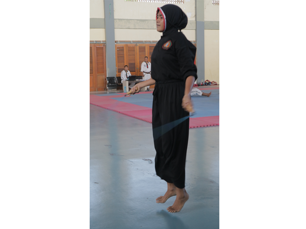 HARAPAN SATU-SATUNYA: Pesilat putri NTB Anisa Aprilia Muslim berlatih di Padepokan Pencak Silat, GOR 17 Desember, belum lama ini.
