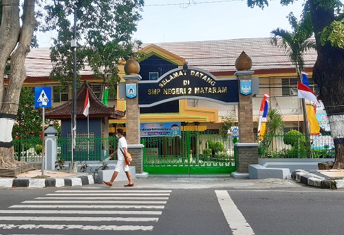 NIHIL AKTIVITAS: Seorang pejalan kaki, melintas di depan SMPN 2 Mataram, (11/8).