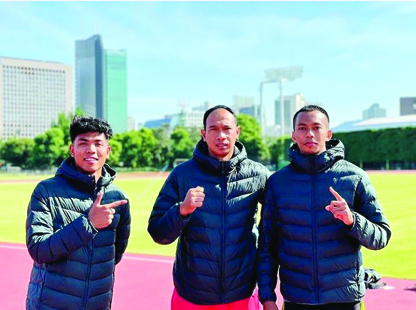 PERAN SENTRAL: Pelatih atletik NTB Arya Yuniawan Purwoko (tengah) bersama dua atlet NTB Lalu Muhammad Zohri dan Sapwaturrahman sebelum berangkat ke tes event Olimpiade, beberapa waktu lalu.