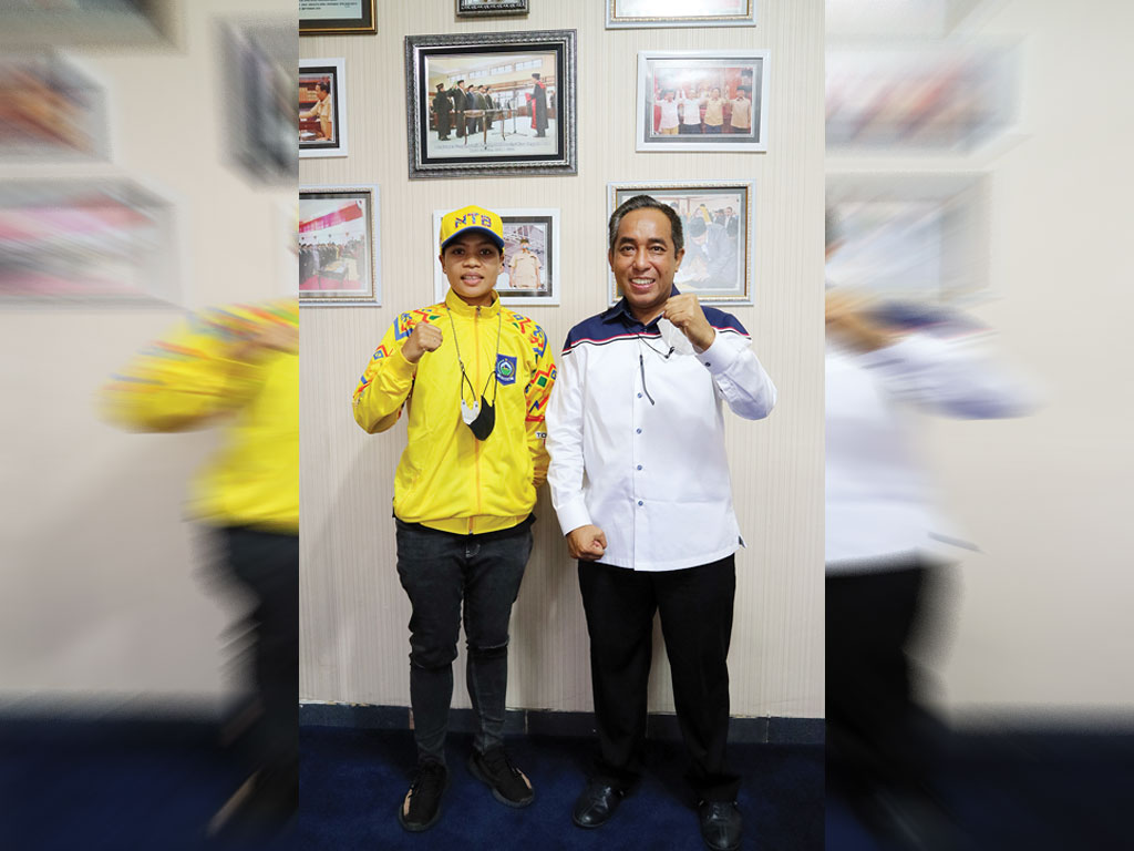 SELAMAT DATANG!: Petinju putri NTB Huswatun Hasanah (kiri) bertemu dengan Ketua Kontingen NTB H Mori Hanafi, kamis (26/8).